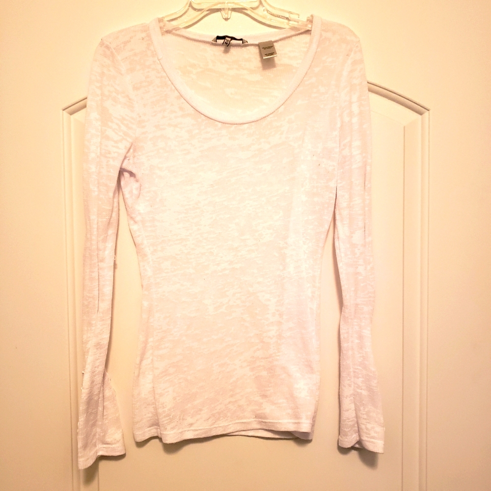 White top shirt with lace sleeves